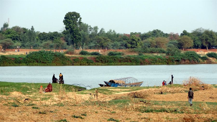 Le fleuve Niger à Niamey, avec des pirogues le long de la berge
